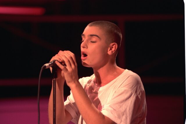 Sinéad O’Connor on ‘The Late Late Show’ (1990)Image for Article:RTÉ le hómós a thabhairt do shaol Shinéad O’Connor ar an Teilifís, ar an Raidió agus ar Líne